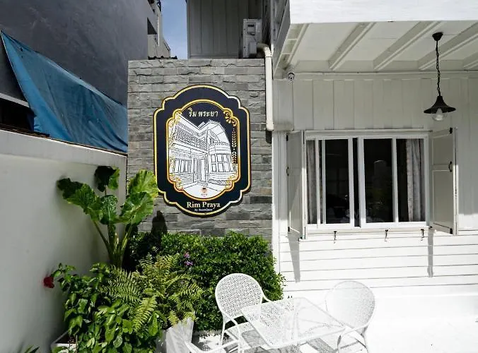 Hotel Roomquest Rim Praya Dinsor Road Bangkok