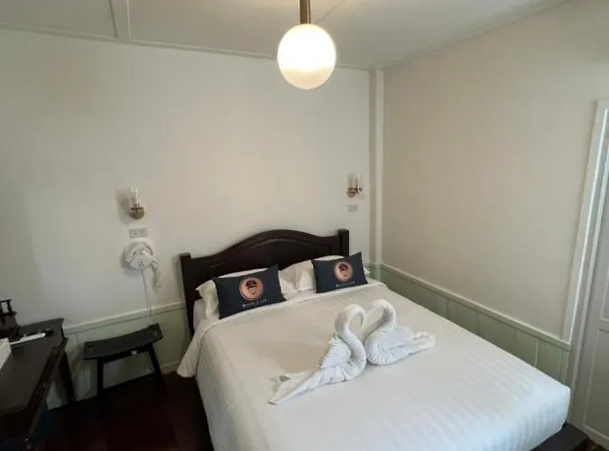 Roomquest Rim Praya Dinsor Road Bangkok