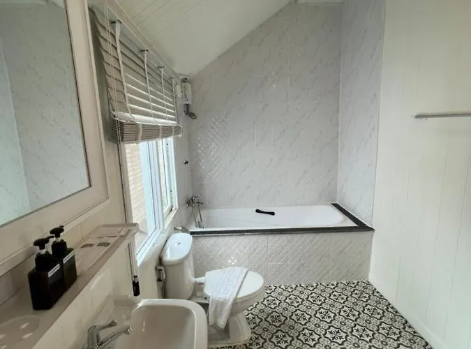 Hotel Roomquest Rim Praya Dinsor Road Bangkok