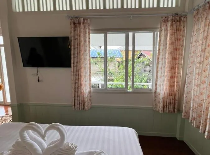 Roomquest Rim Praya Dinsor Road Hotel Bangkok