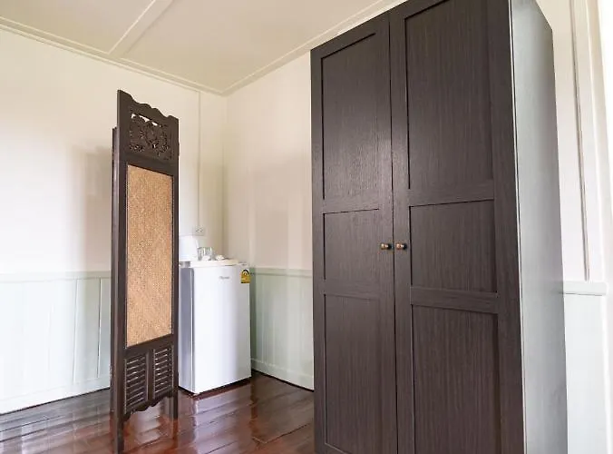 Hotel Roomquest Rim Praya Dinsor Road Bangkok