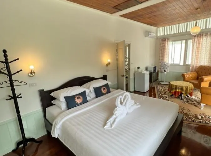 Roomquest Rim Praya Dinsor Road 3* Bangkok