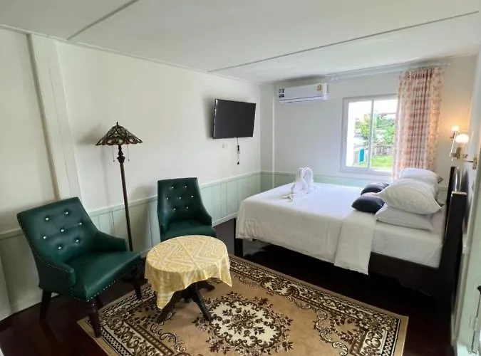 Hotel Roomquest Rim Praya Dinsor Road Bangkok