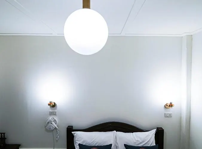 Roomquest Rim Praya Dinsor Road Bangkok