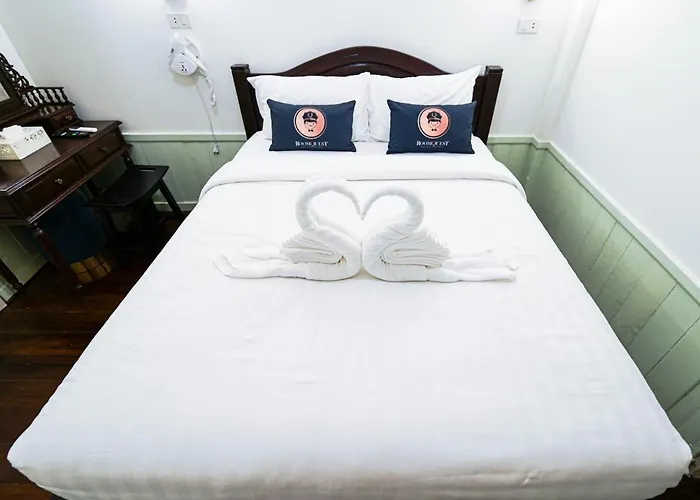 Roomquest Rim Praya Dinsor Road Hotel Bangkok