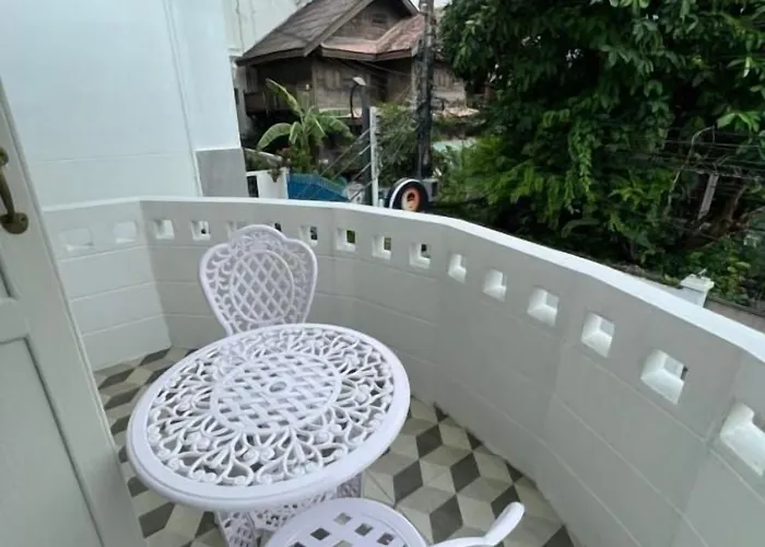 Hotel Roomquest Rim Praya Dinsor Road Bangkok