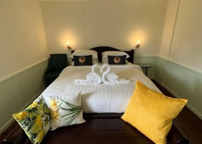 Roomquest Rim Praya Dinsor Road Bangkok