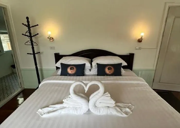 Roomquest Rim Praya Dinsor Road Hotel Bangkok