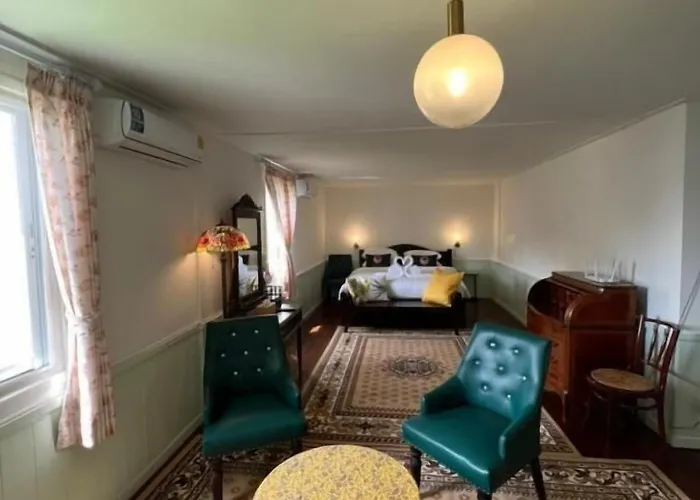 Roomquest Rim Praya Dinsor Road Bangkok