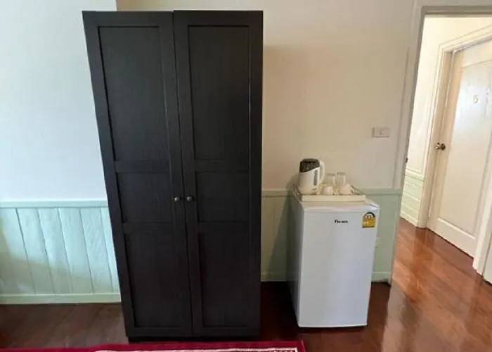 Roomquest Rim Praya Dinsor Road Bangkok