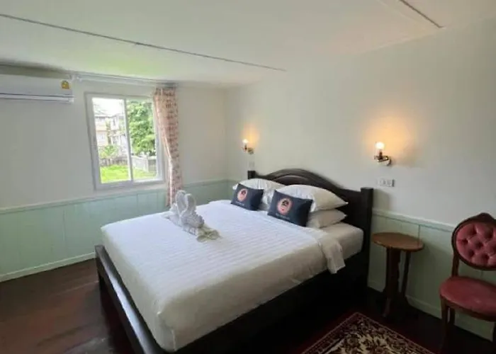 Roomquest Rim Praya Dinsor Road Hotel Bangkok