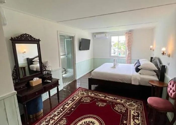 Roomquest Rim Praya Dinsor Road 3* Bangkok