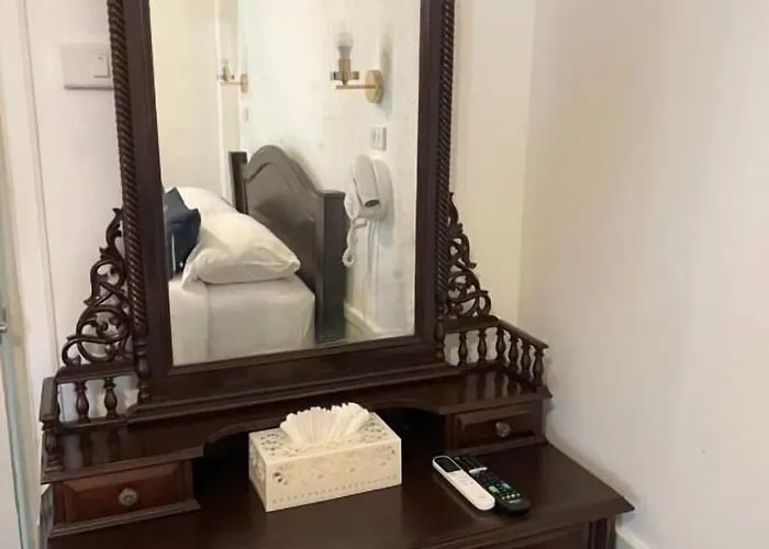 Hotel Roomquest Rim Praya Dinsor Road Bangkok